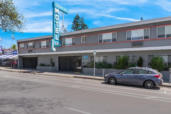 Signature Inn Oakland image 1